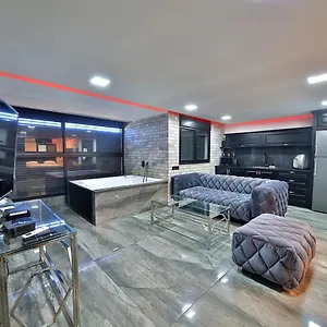 https://black-suite-by-the-sea.gethaifahotels.com